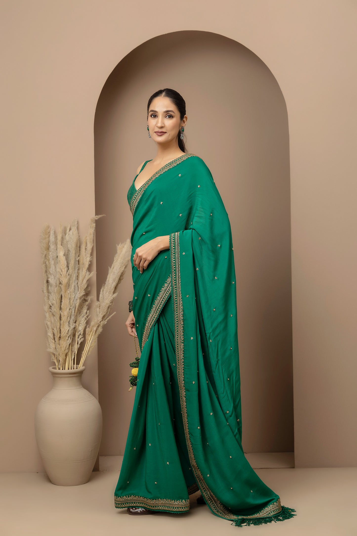 MMD/GUL/116 Crepe saree paired with a tailored silk dupion sweetheart blouse for a refined contemporary look. refined contemporary elegance.