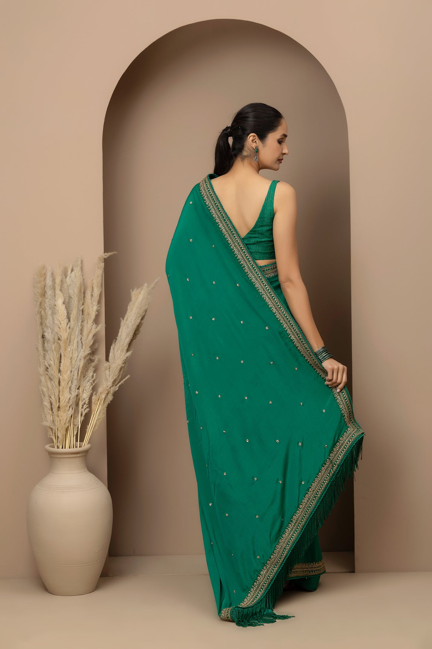 MMD/GUL/116 Crepe saree paired with a tailored silk dupion sweetheart blouse for a refined contemporary look. refined contemporary elegance.