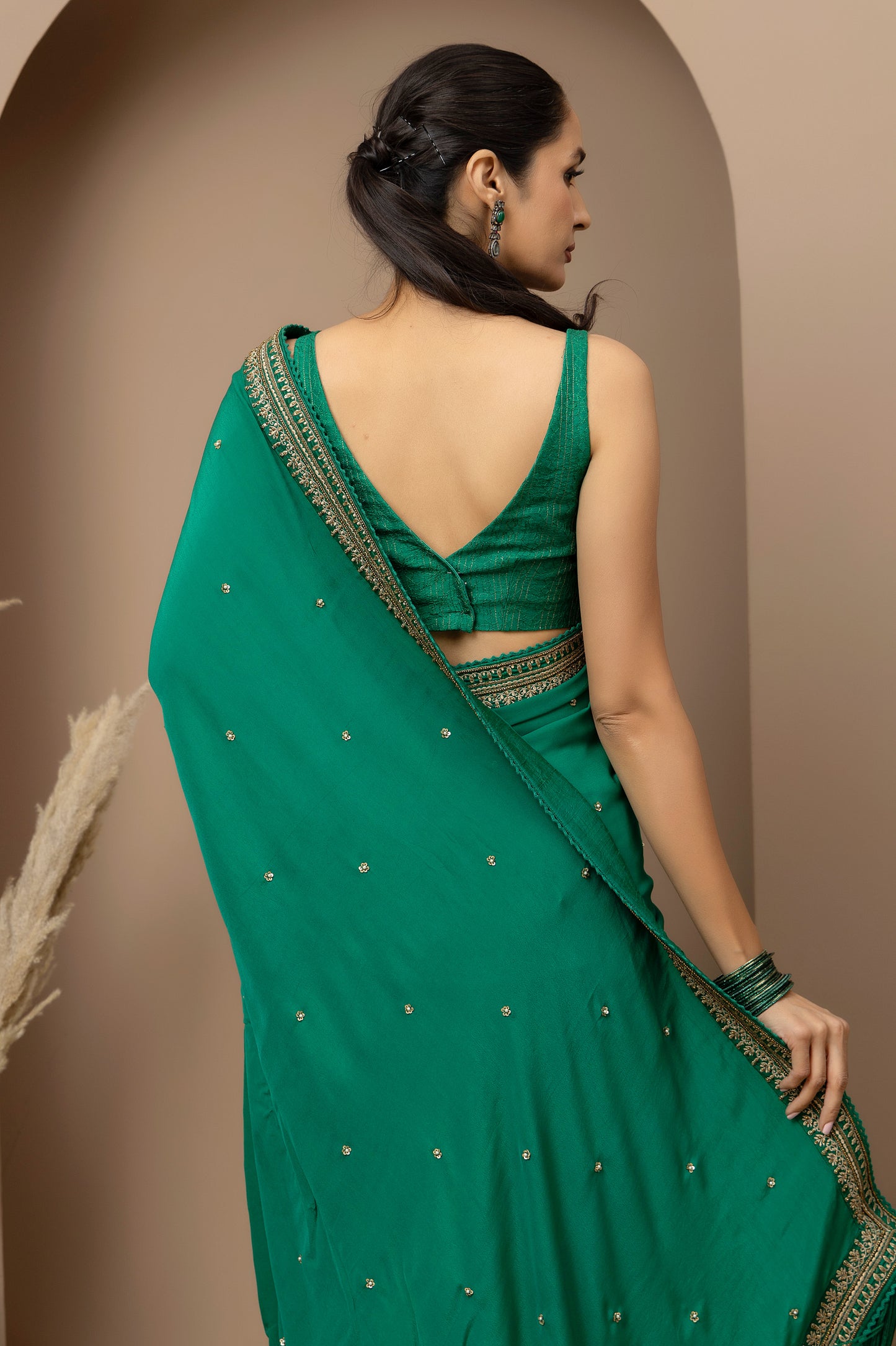 MMD/GUL/116 Crepe saree paired with a tailored silk dupion sweetheart blouse for a refined contemporary look. refined contemporary elegance.